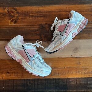 Nike Women's Zoom Vomero 5 Sneaker size 7